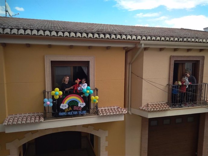 Una vecina de Huétor Tájar (Granada) organiza representaciones teatrales desde su balcón para amenizar la cuarentena vinculada al estado de alarma por el coronavirus.