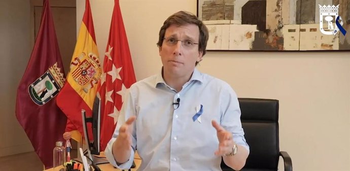 El alcalde de Madrid, José Luis Martínez-Almeida, participa en un vídeo del Ayuntamiento para animar a los ciudanos a que se queden en casa durante la ola del coronavirus.