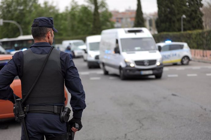 Un agente de la Policía Nacional en un control policial en Madrid durante el sexto día de confinamiento por coronavirus en el país