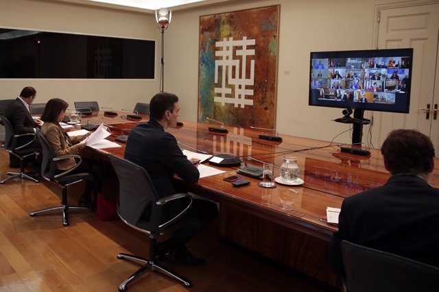 El presidente del Gobierno, Pedro Sánchez, durante su videoconferencia con los presidentes autonómicos a 22 de marzo de 2020