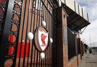 El Liverpool ofrece su personal a los supermercados de Merseyside y pide donar alimentos