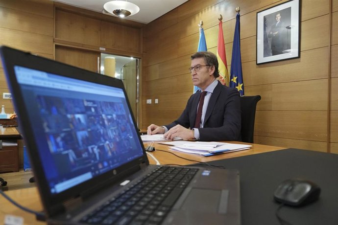 El presidente de la Xunta, Alberto Núñez Feijóo, se reúne por videoconferencia con el presidente del Gobierno, Pedro Sánchez, y el resto de titulares autonómicos