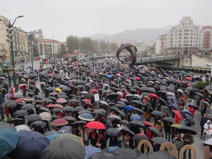 Pensionistas vascos se concentran en Bilao bajo la lluvia el 2 de marzo