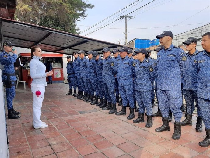 Agentes del Instituto Nacional Penitenciario y Carcelario en la cárcel La Modelo de Bogotá, Colombia