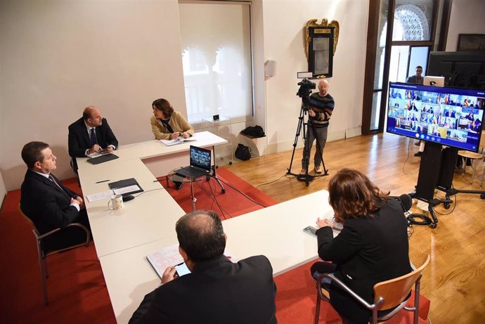 El presidente de C-LM, Emiliano García-Page, en la reunión por videoconferencia con Pedro Sánchez y el resto de presidentes autonómicos
