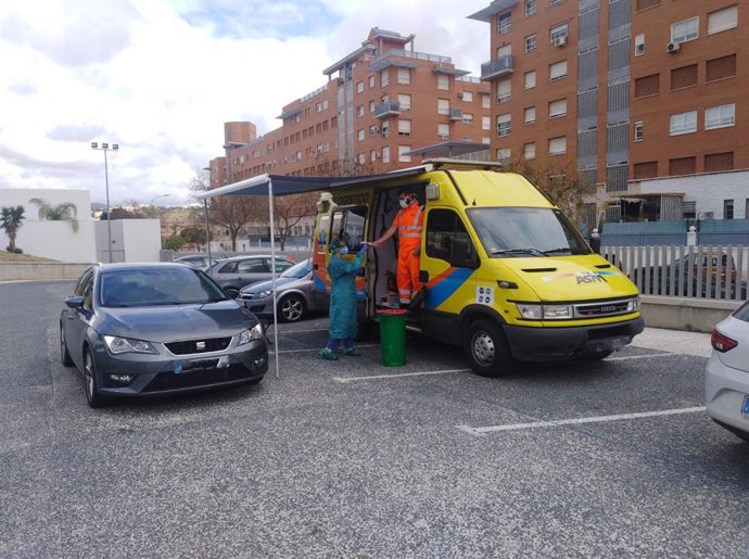 Punto móvil de recogida rápida de muestras en el aparcamiento del centro de salud La Roca de Málaga capital para profesionales sanitarios o de otras profesiones esenciales para combatir el coronavirus