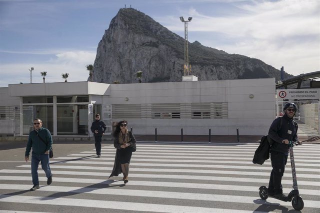 Personas tras cruzar la aduana del paso con Gibraltar. En La Línea de la Concepción, Cádiz