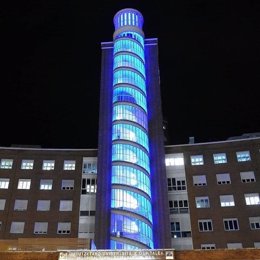 Escalera de Cruces iluminada de azul