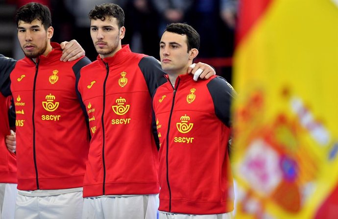 Los jugadores de la selección española de balonmano, antes de empezar un partido.
