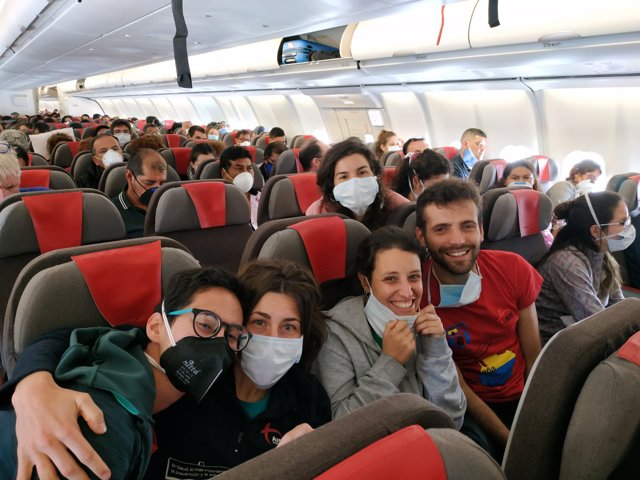 Españoles de la Asociación Internacional de Sanitarios en el vuelo desde Ecuadore