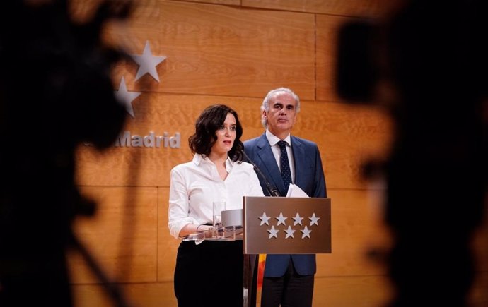 Imagen de recurso de la presidenta de la Comunidad de Madrid, Isabel Díaz Ayuso, y el consejero de Sanidad, Enrique Ruiz Escudero, tras la rueda de prensa para anunciar medidas contra el coronavirus.