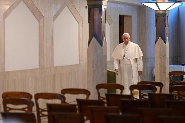 El Papa en una de las misas en la Casa de Santa Marta, celebrada sin fieles por el coronavirus