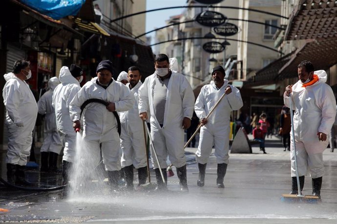 Desinfección de una calle en Gaziantep, Turquía, durante la crisis del coronavirus