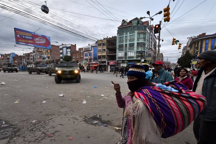 Vehículos del Ejército de Bolivia patrullan las calles de la ciudad de El Alto para hacer que se cumpla la cuarentena de 14 días decretada por el Gobierno como medida de contención del coronavirus.