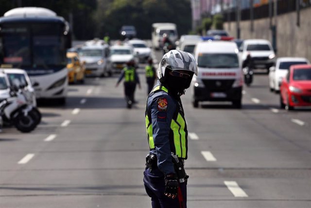 Un policía en un control de paso en Manila