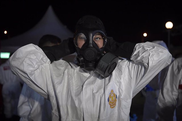 Una trabajadora sanitaria con su equipo de protección en la capital de Malasia, Kuala Lumpur