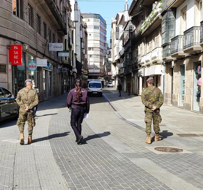 Soldados de la Brilant con una agente de la Policóa Nacional.