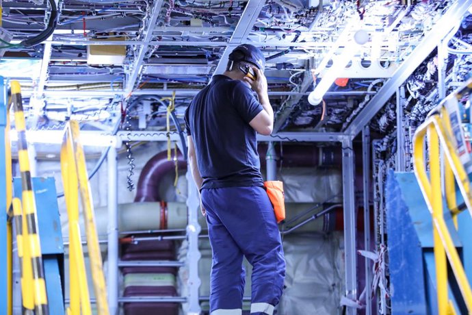 Un operario de la Compañía Airbus habla por walkie talkie en la planta de Airbus en Getafe, en Madrid a 27 de noviembre de 2019.