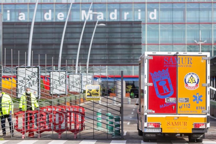 Entrada de un vehículo del Summa 112 a Ifema, donde se ha construido un 'hospital de campaña', en Madrid.