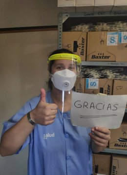 Una profesional da las gracias por el material como viseras de acetato realizadas por voluntarios con impresoras 3D