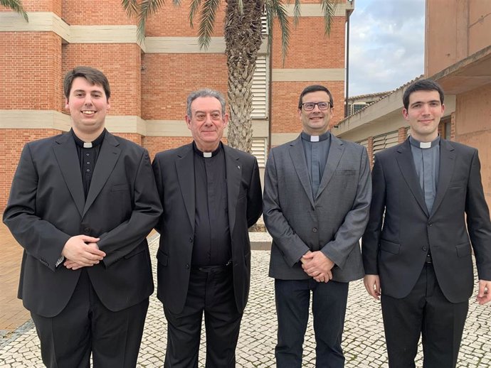 Jesús Irache; Enrique García; el rector del Seminario Fernando Arregui, y Galo Oria, tras su ordenación como diáconos, retransmitida por Youtube.