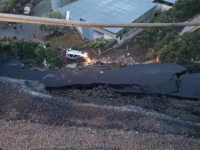 Un vehículo accidentado tras caer por la calzada hundida esta madrugada entre Almachar y El Borge