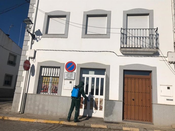 Un operario realiza las labores de desinfección en una localidad cordobesa