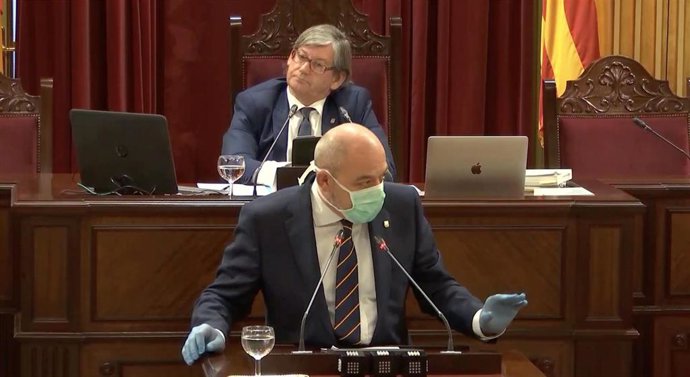 El diputado de Vox, Sergio Rodríguez, con guantes y mascarilla en la Diputación Permanente del Parlament, reunida en el salón de plenos para la comparecencia de Armengol sobre el Covid-19.