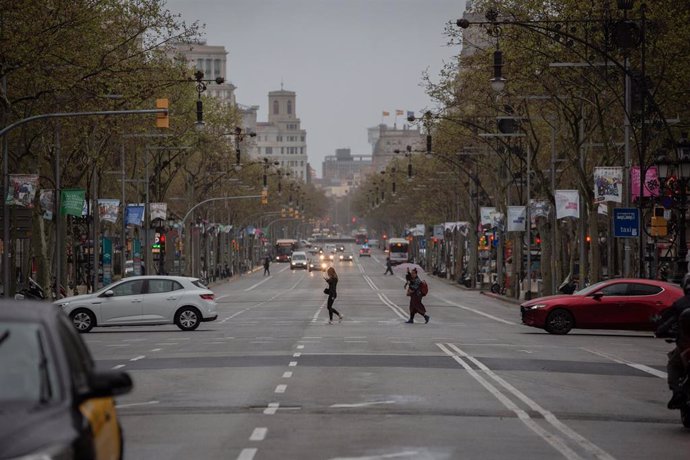 El passeig de Grcia de Barcelona amb poc trnsit i poques persones en el segon dia laborable de l'estat d'alarma pel coronavirus, a Barcelona (Espanya), a 17 de mar de 2020.