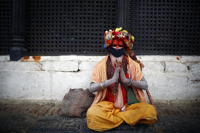 Un monje hindú con mascarilla