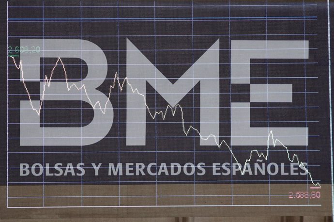 Panel de Bolsas y Mercados Españoles (BME) en un gráfico del interior del Palacio de la Bolsa de Madrid, edificio de 1893, en Madrid, a 11 de octubre de 2019.