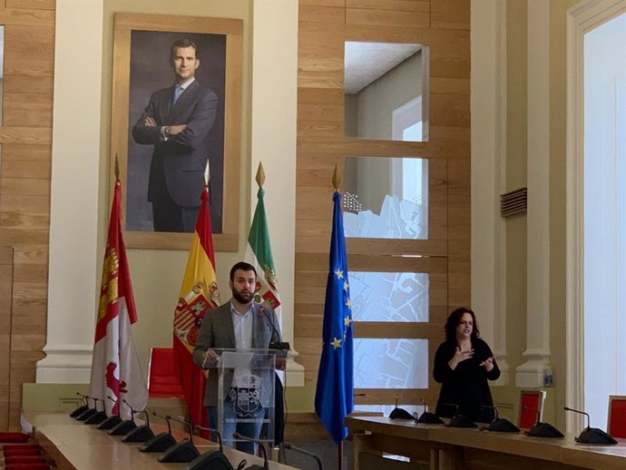 El alcalde de Cáceres, en una rueda de prensa por estreaming