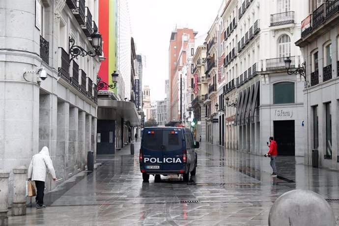 La Polica Nacional recorre la vaca Puerta del Sol de Madrid durante el sexto día del estado de alarma. 
