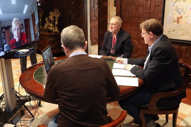 El presidente de la Generalitat, Ximo Puig, durante una videoconferencia mantenida con la consellera de Sanidad, Ana Barceló, en imagen de archivo