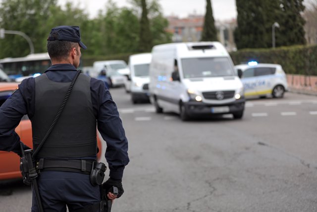Un agente de la Policía Nacional en un control policial en la Glorieta del Marqués de Vadillo durante el sexto día de confinamiento por coronavirus en el país, en Madrid (España) a 20 de marzo de 2020.
