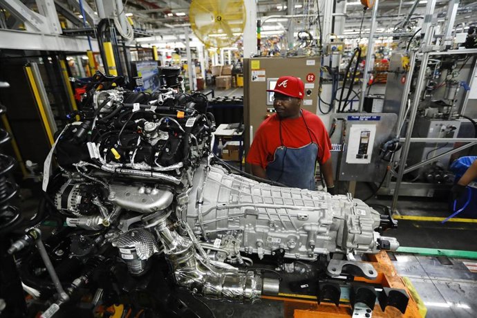 Un trabajador de Ford en una de sus plantas de producción. 