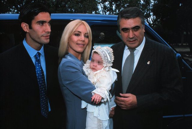 Fernando Sanz, Ingrid Asensio y Lorenzo Sanz en el bautizo de uno de sus hijos