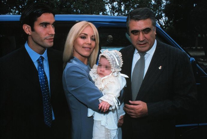 Fernando Sanz, Ingrid Asensio y Lorenzo Sanz en el bautizo de uno de sus hijos