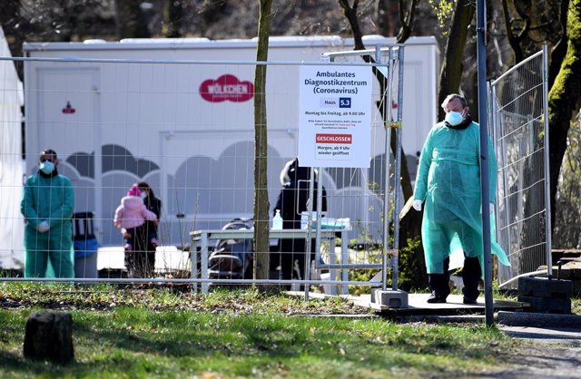 Médicos frente a una clínica en Berlín