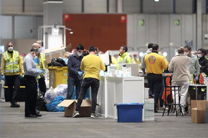 Personal sanitario de la Comunidad de Madrid, técnicos del SAMUR así como enfermeros y auxiliares trabajan en Ifema
