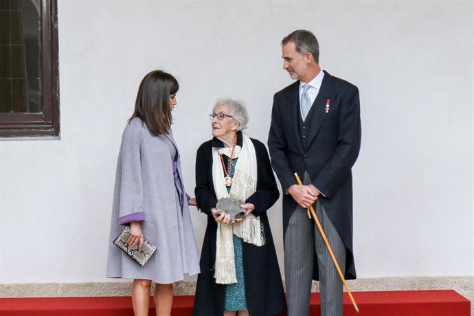 La escritora uruguaya Ida Vitale posa con los Reyes de España, Letizia y Felipe VI durante el Premio Cervantes 2018.   