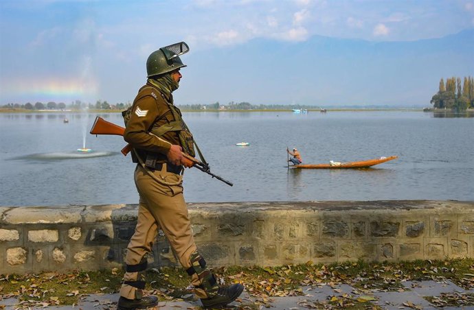 Un militar indio patrullando por Srinagar. 