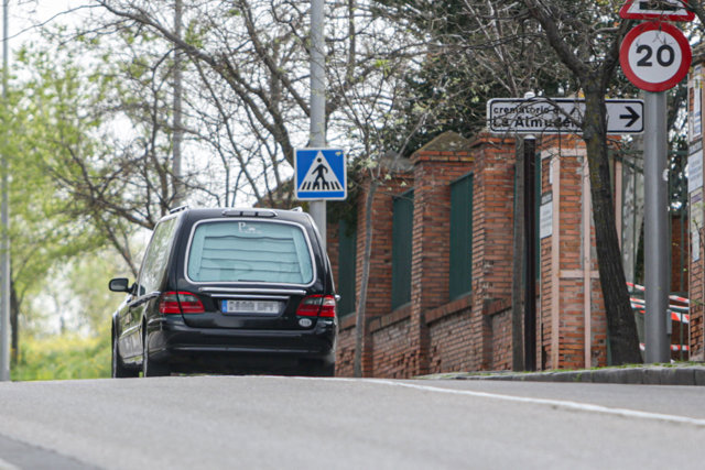 Un coche fúnebre se dirige al Cementerio de la Almudena en Madrid, ciudad que suma más de 100 muertes de enfermos con coronavirus, en Madrid (España) a 19 de marzo de 2020.