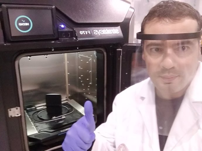 La Universidad de Murcia entrega al SMS viseras de protección facial fabricadas con impresoras 3D