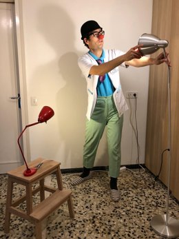 Un actor de la compañía y ONG Pallapupas, preparando un vídeo para la serie desde su casa