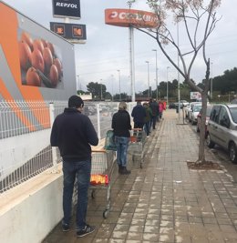 Colas para acceder a un supermercado