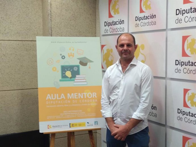 El delegado de Empleo en la Diputación de Córdoba, Miguel Ruz, presenta la convocatoria de Aula Mentor, en una foto de archivo