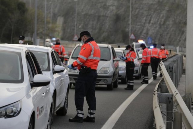 Ertzaintza denuncia a 866 ciudadanos durante el domingo por incumplir el estado de alarma