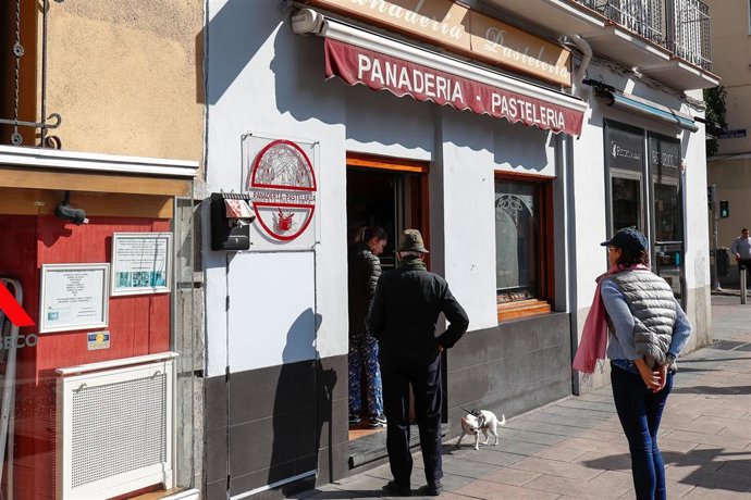 Cola en una panadería de Madrid durante la crisis del coronavirus en Madrid a 15 de marzo de 2020.