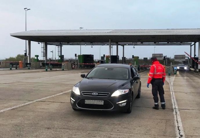 Vehículo parado por la Policía Foral.